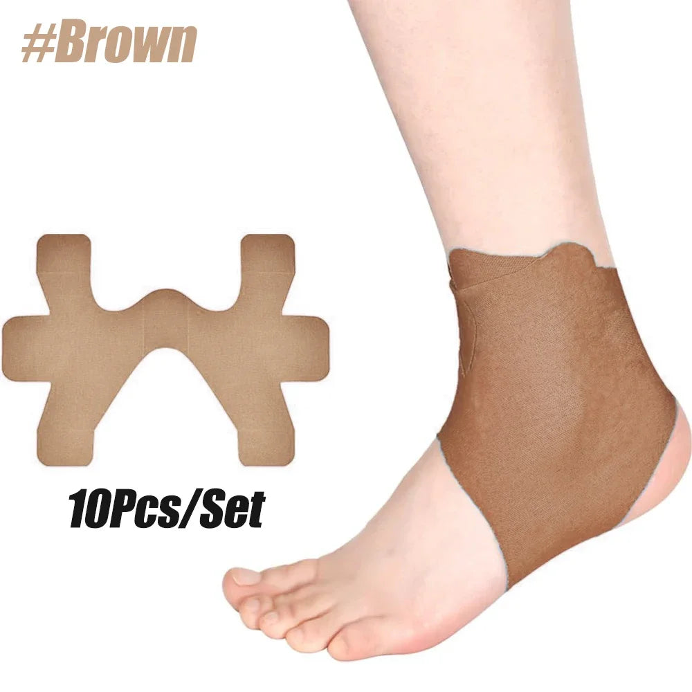 Ein Set von zehn braunen, vorgeschnittenen Kinesiotaping-Bändern auf einem Fuß.