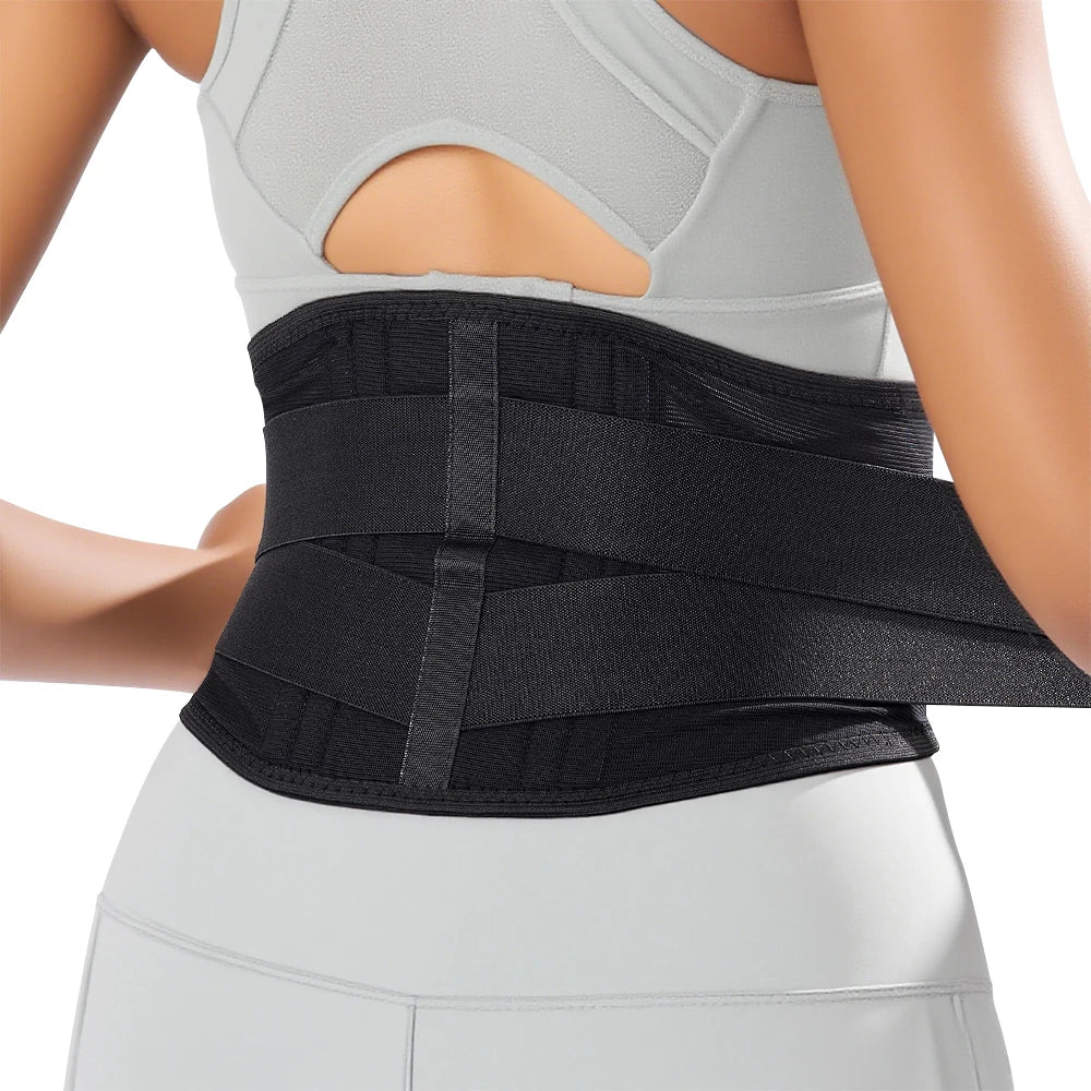 Schwarzes ergonomisches Lendenstützband, getragen um die Taille einer Person in weißem Oberteil und Hose.