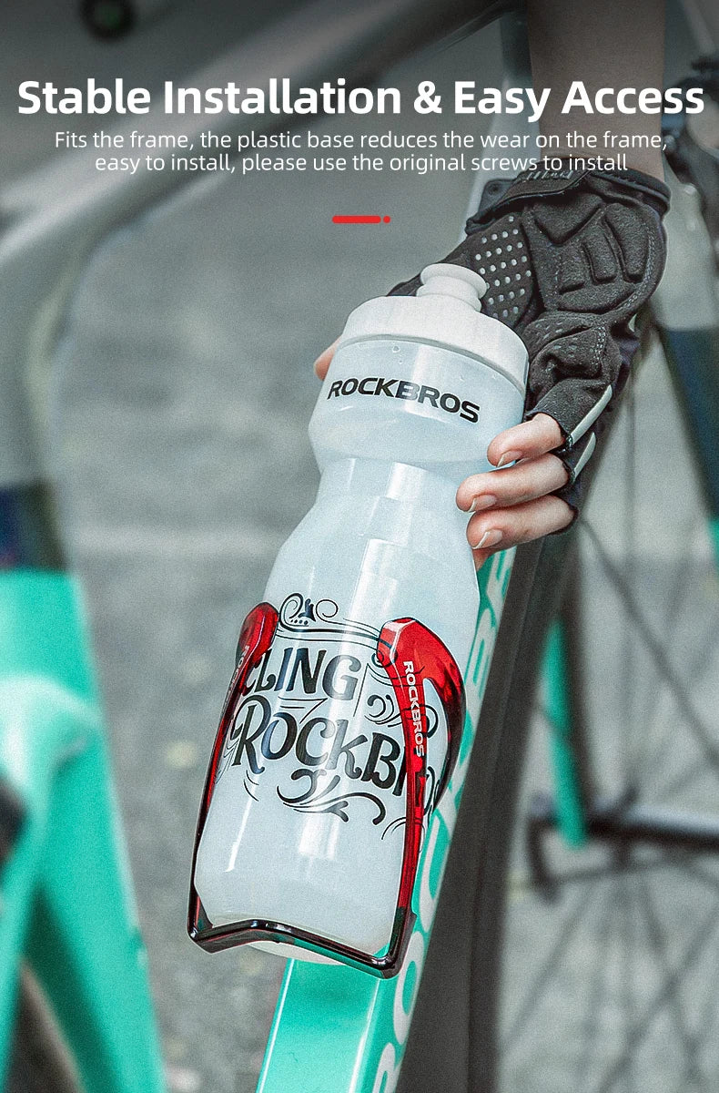 Une main tient une bouteille d'eau transparente avec une base en silicone, conçue pour une installation stable sur un cadre.