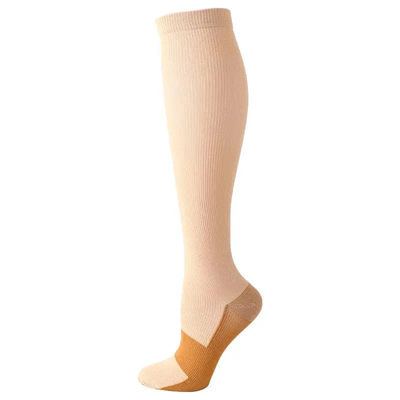 Vollansicht eines beige medizinischen Kompressionsstrumpfes, der Knöchel und Fuß zeigt.
