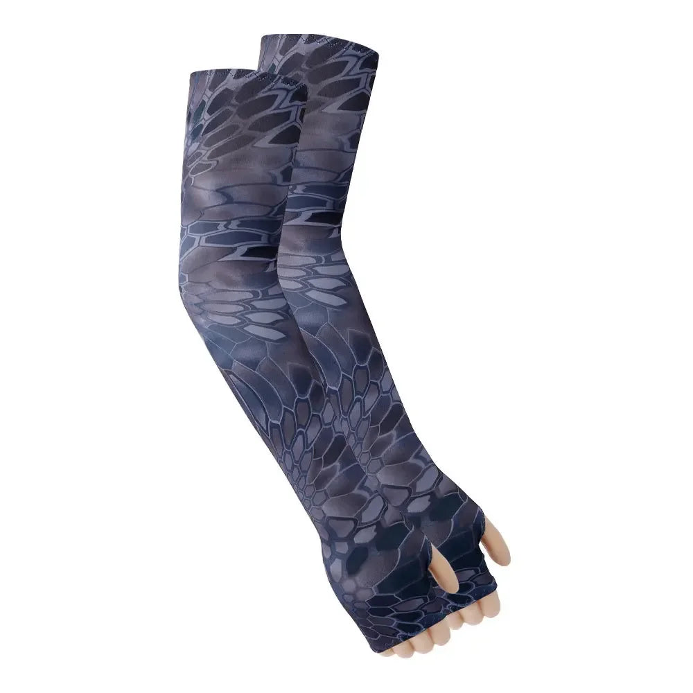 Ein Paar dunkelblaue gemusterte Cooling-Armschuhe, getragen am Arm.