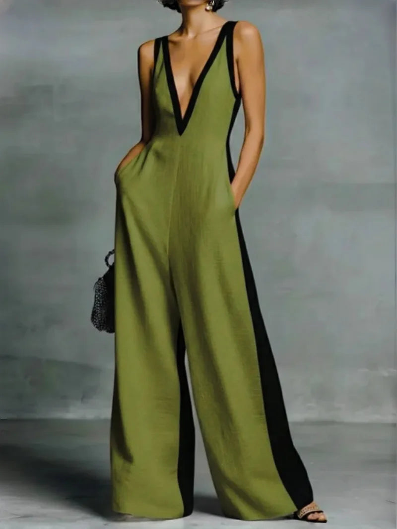 Un mannequin portant une combinaison color block vert olive à col en V et bordure noire.