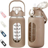 Wiederverwendbare Glasflasche mit Strohhalm in mattem Beige, mit zeitbasierten Erinnerungen auf dem Körper.
