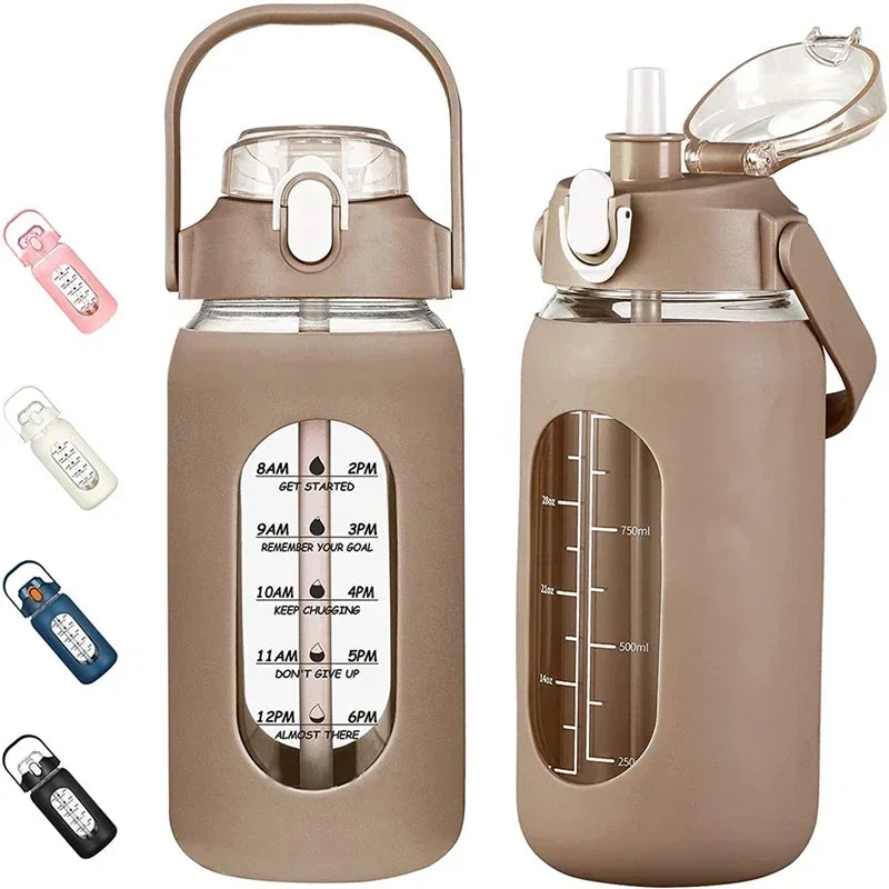 Wiederverwendbare Glasflasche mit Strohhalm in mattem Beige, mit zeitbasierten Erinnerungen auf dem Körper.