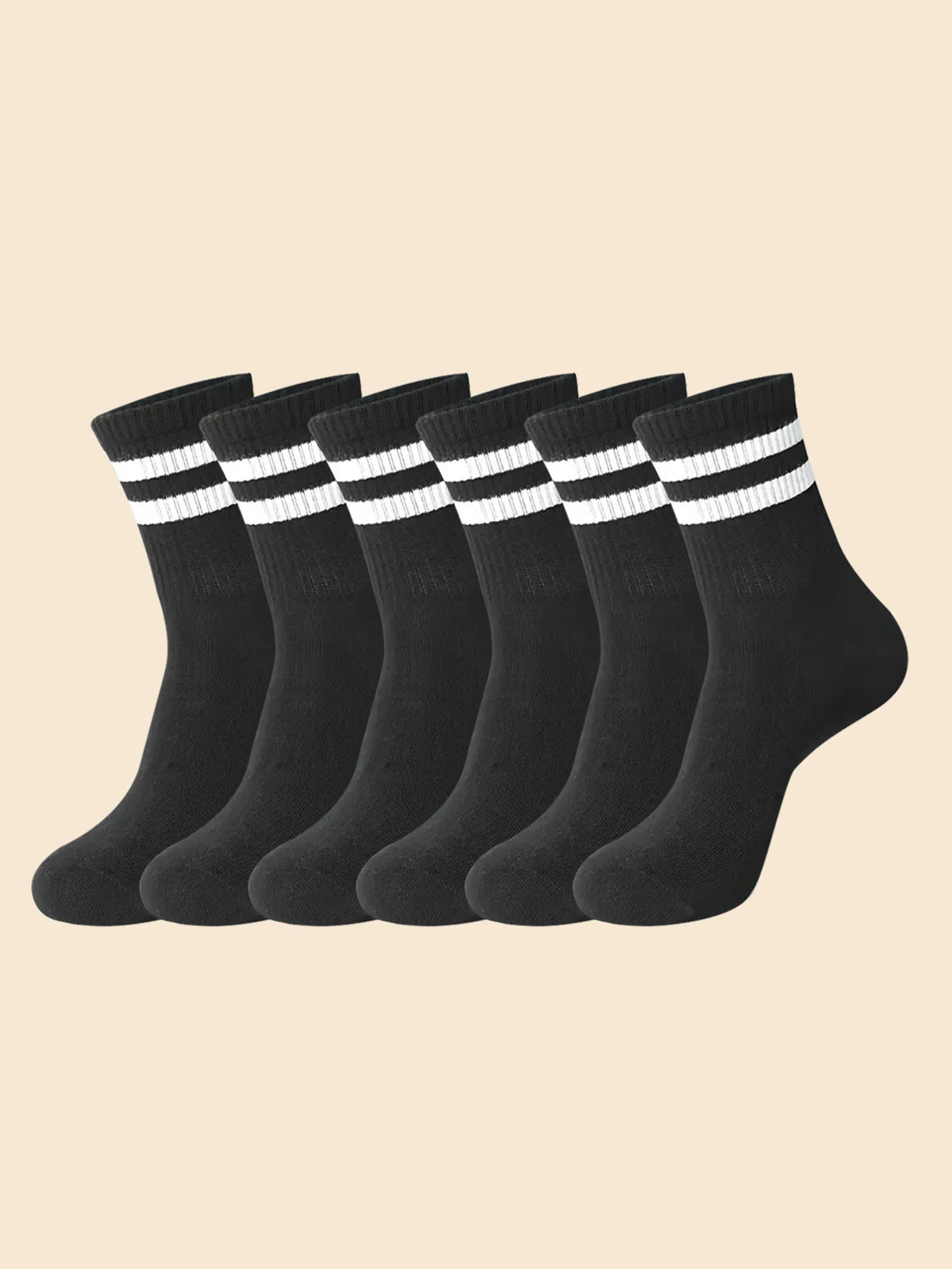 Eine Reihe schwarzer, gestreifter, atmungsaktiver Herrensocken liegen flach auf einem hellen Hintergrund.