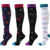 Un set de quatre chaussettes de compression de différentes couleurs, incluant violet, noir et blanc, avec des motifs de cœur 