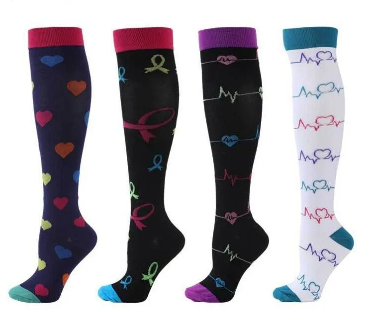 Un set de quatre chaussettes de compression de différentes couleurs, incluant violet, noir et blanc, avec des motifs de cœur 