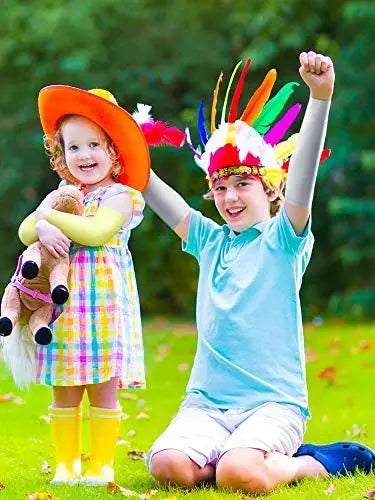 Un niño sonriente vistiendo mangas protectoras UV mientras está sentado al aire libre.