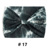 Un bandeau en coton tie-dye gris foncé noué en nœud.
