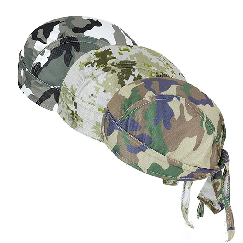 Ein Stapel von Tarnmuster-Sport-Headbands und Bandanas.