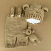 Handgewebtes Strickset mit Bärenhut, passendem Outfit und einem kleinen Plüschbären.