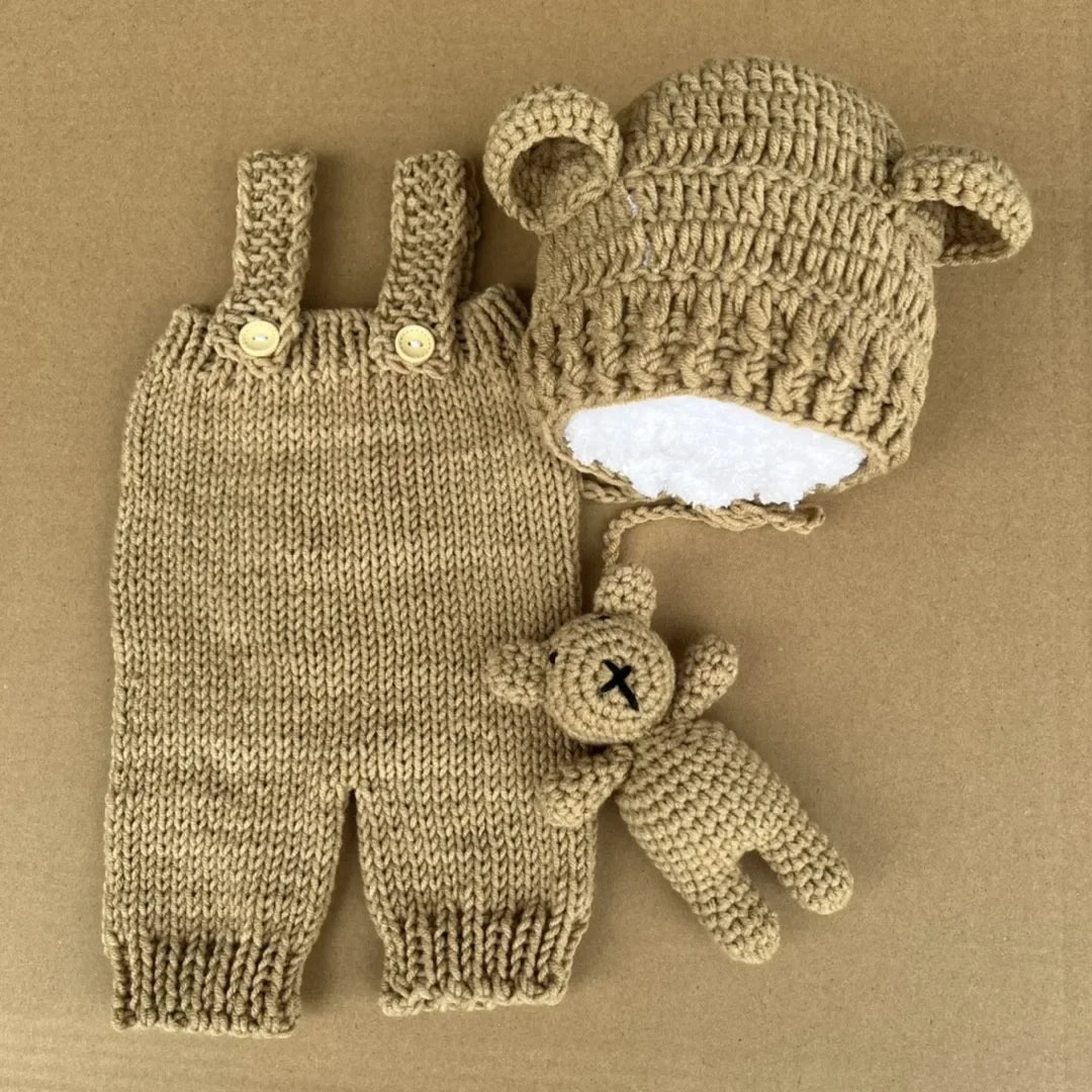 Handgewebtes Strickset mit Bärenhut, passendem Outfit und einem kleinen Plüschbären.