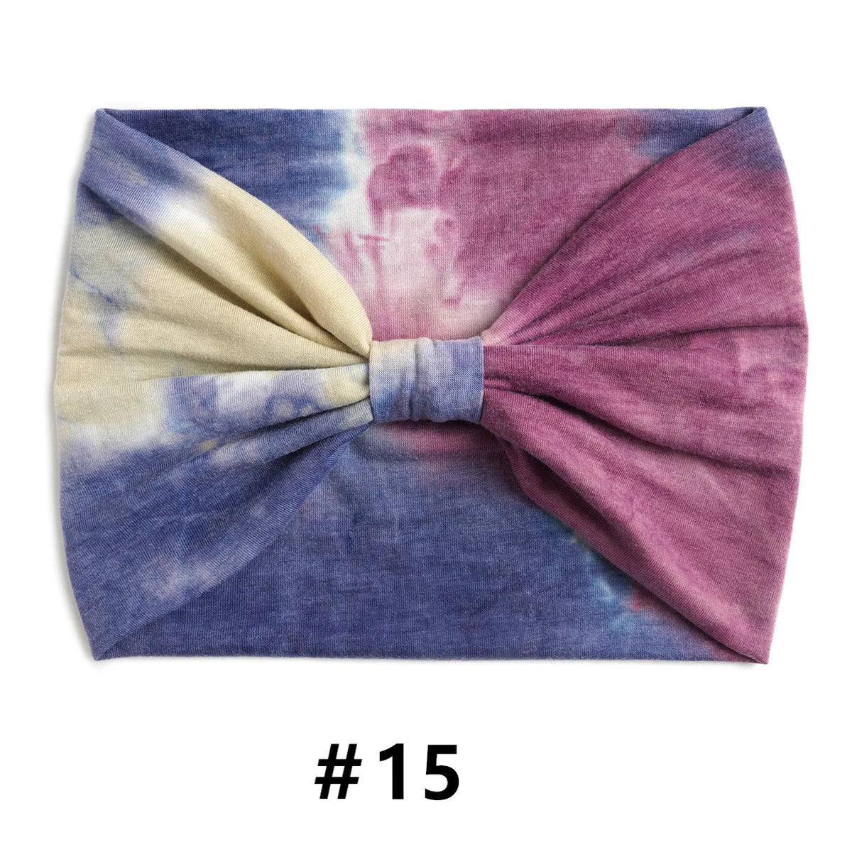 Un bandeau en coton tie-dye violet et bleu noué en nœud.