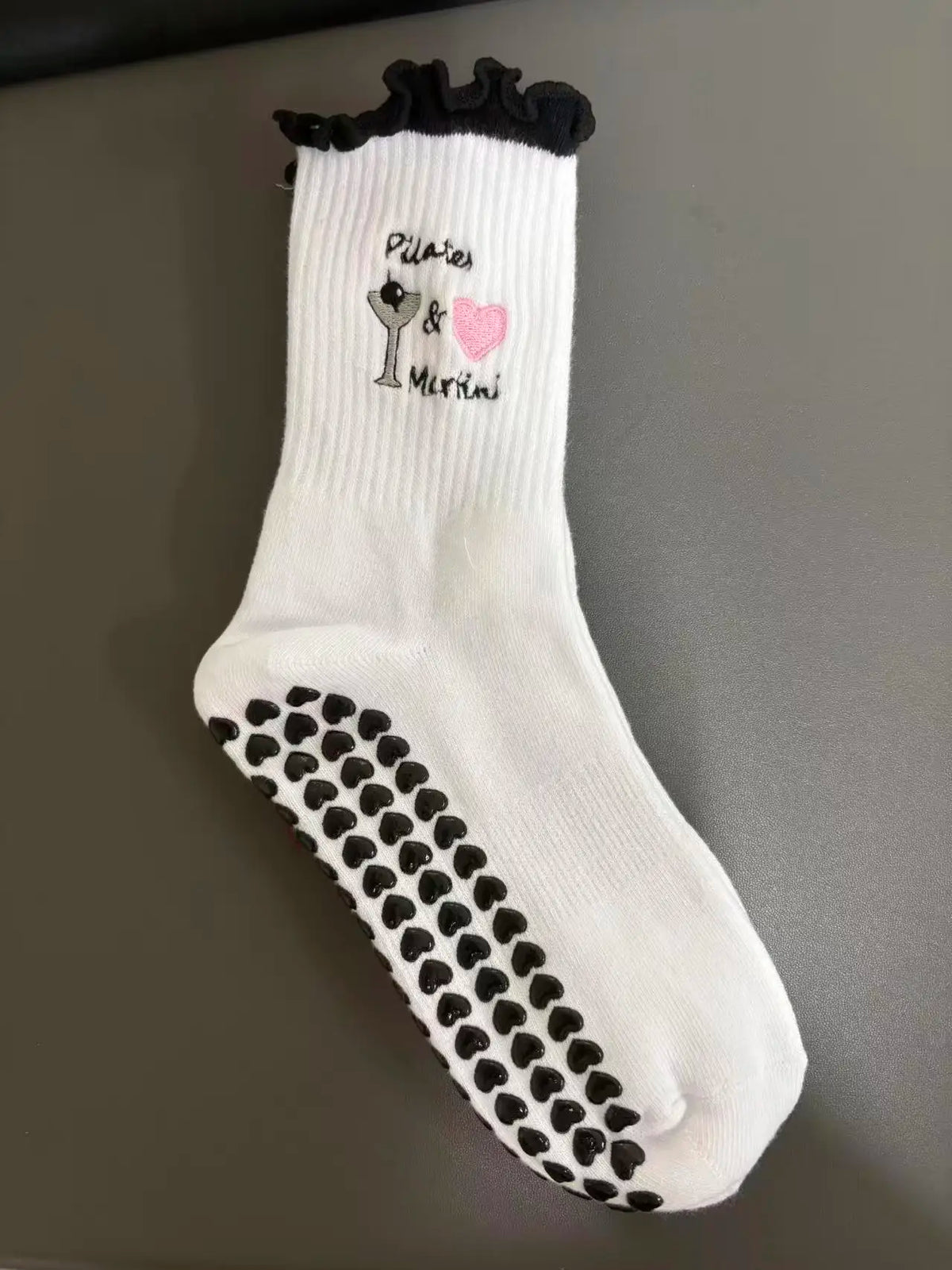 Weiße Strick-Yoga- und Fitnesssocken mit schwarzer Verzierung und Stickerei