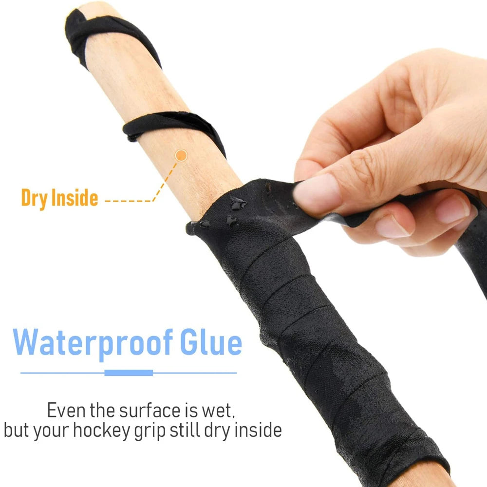 Eine Hand trägt wasserfeste Klebstoffe auf eine schwarze Grip-Tape, die um einen Holzstab gewickelt ist, um die wasserdichte 