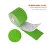 Rouleau de ruban kinesthérapie vert vif pour soulager la douleur musculaire, bande lâche visible.
