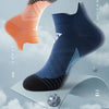 Ein Paar dunkelblaue Kompressions-Laufsocken vor hellem Hintergrund, hebt die Sportbekleidung und Socken hervor
