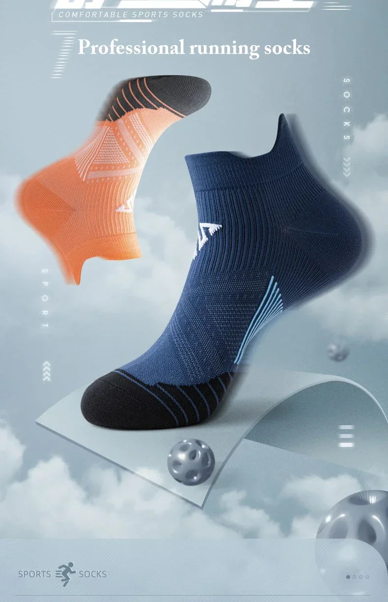 Ein Paar dunkelblaue Kompressions-Laufsocken vor hellem Hintergrund, hebt die Sportbekleidung und Socken hervor