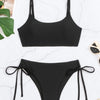 Schwarzes String-Bikini-Set mit hoher Taille für Damen auf weißem Untergrund.