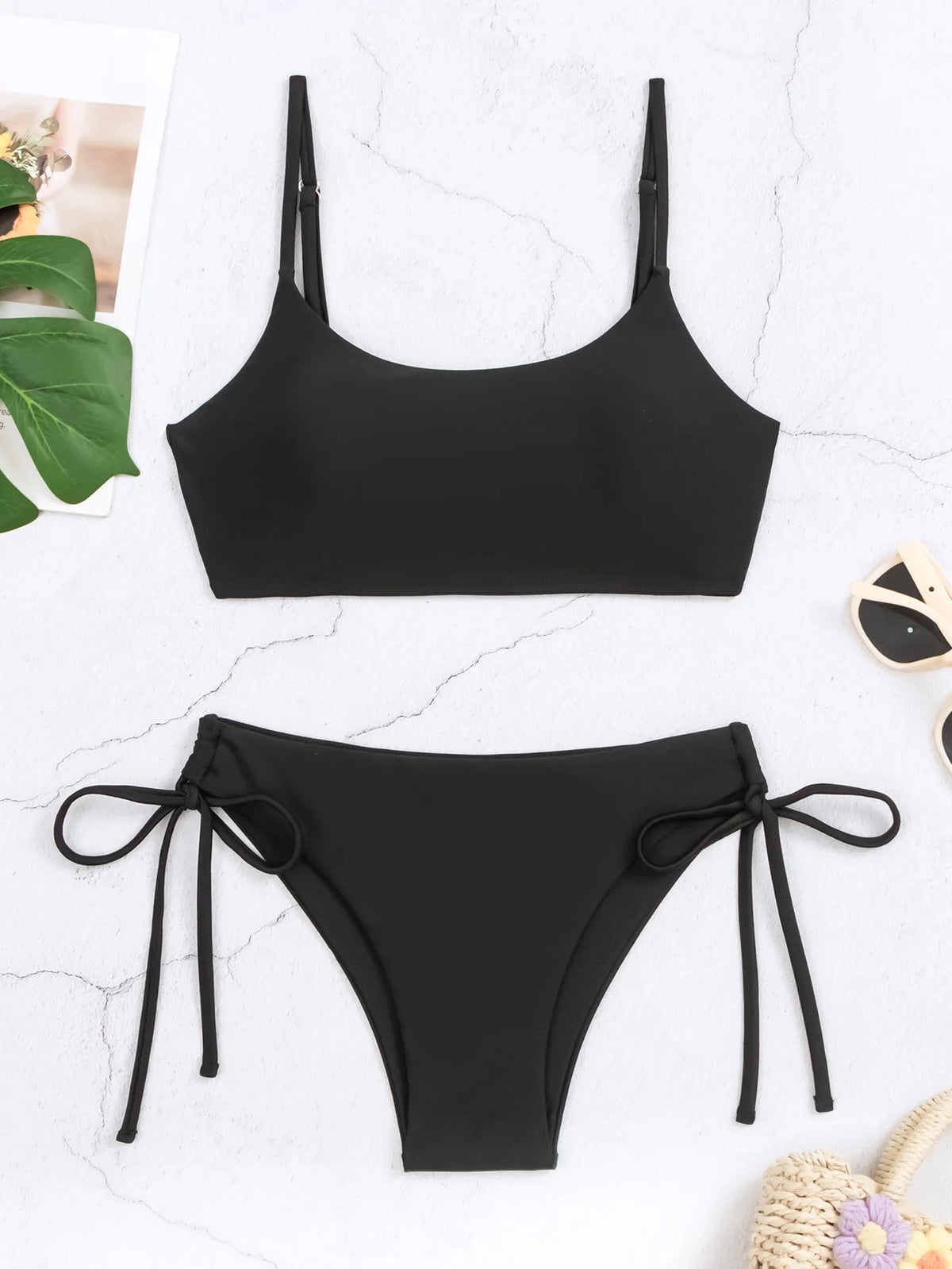 Schwarzes String-Bikini-Set mit hoher Taille für Damen auf weißem Untergrund.