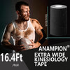 Ein muskulöser Mann trägt Anampion extra breites Kinesiologie-Tape auf seinen Arm.