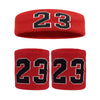 Un set de deux bracelets de poignet tricotés rouges avec le numéro 23 en pointage noir.