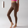 Un mannequin porte des leggings de performance taille haute de couleur marron.