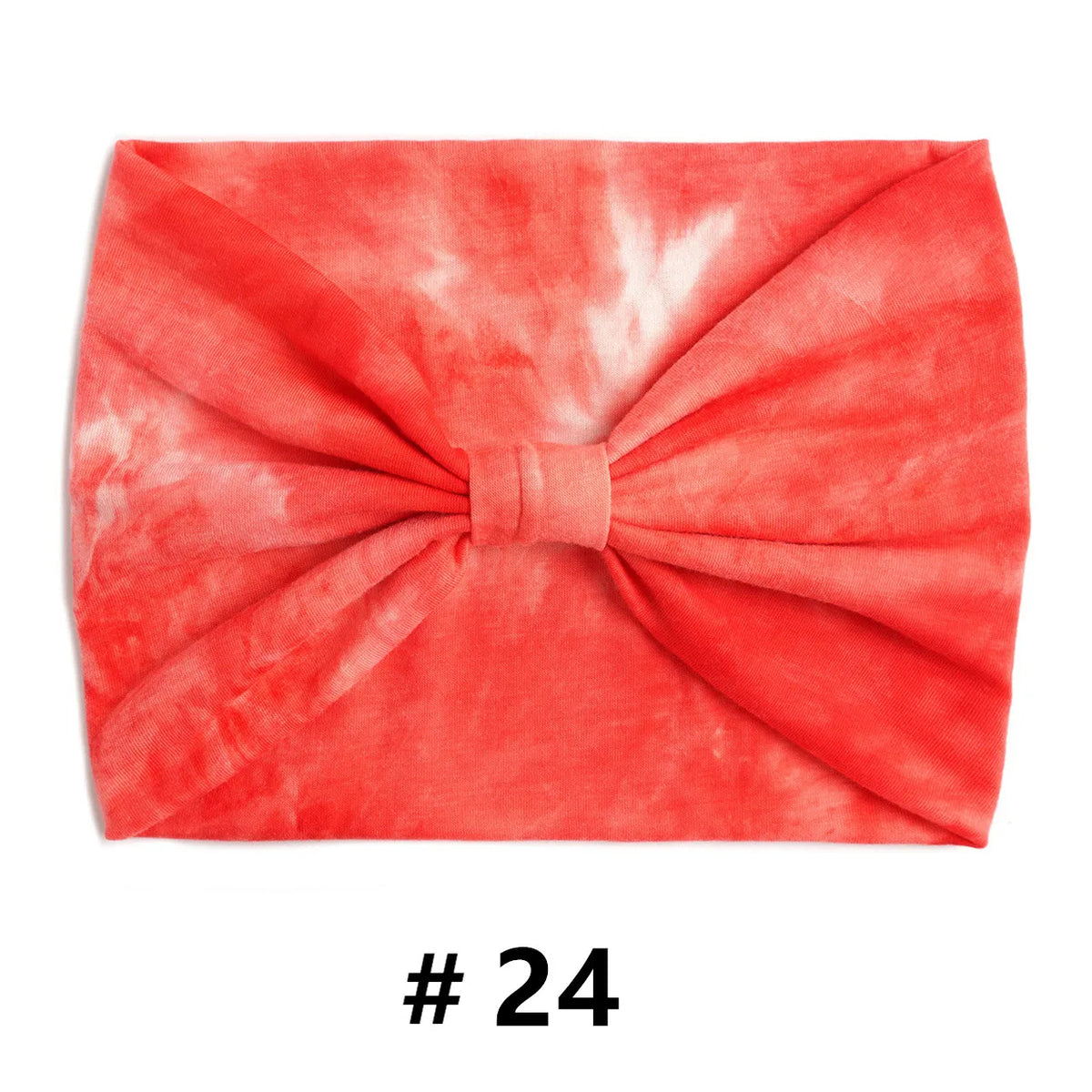 Un bandeau en coton tie-dye rouge noué en nœud.