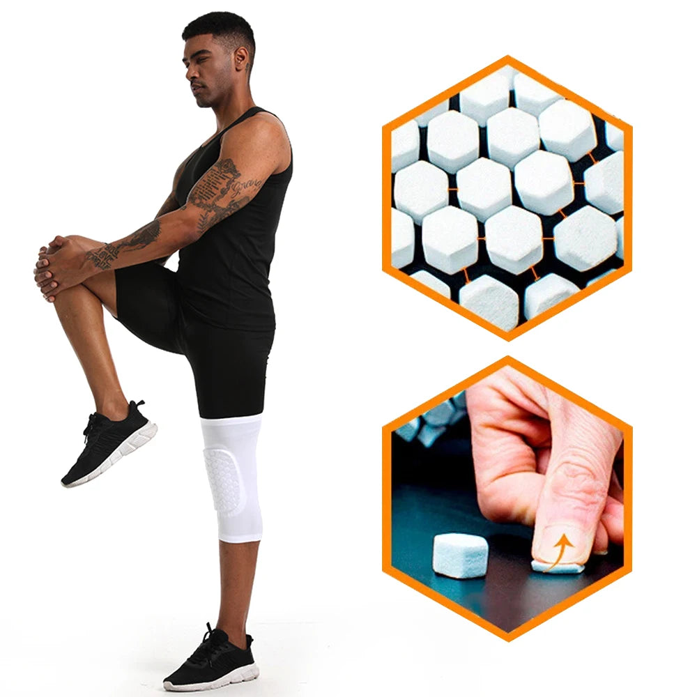 Un hombre viste ropa deportiva negra y demuestra rodilleras cómodas para deportes y fitness.