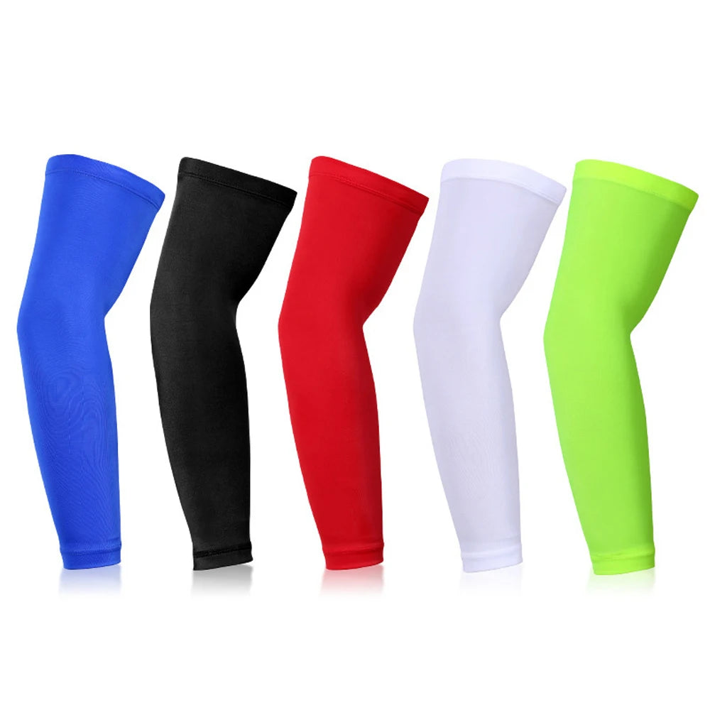 Fünf bunte UV-Schutz-Armschläge nebeneinander: blau, schwarz, rot, weiß und limettengrün.