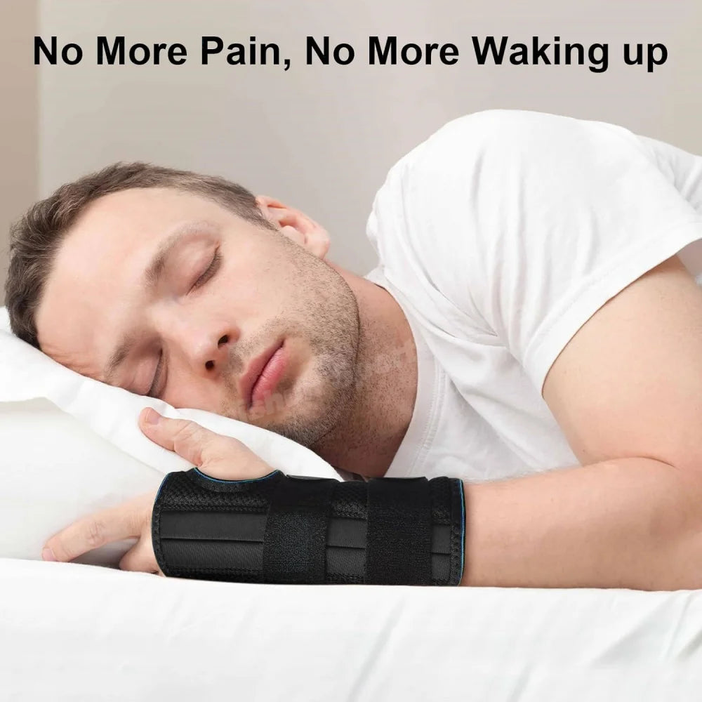 Ein Mann schläft mit einem schwarzen orthopädischen Kompressionsarmband am Unterarm.