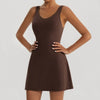 Un mannequin portant une robe de sport deux pièces marron, vue de face.