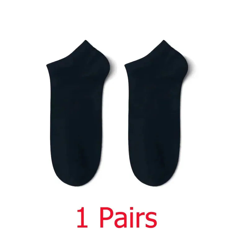 Un par de calcetines de algodón negros unisex y transpirables, mostrados contra un fondo blanco.