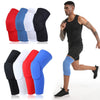 Una variedad de rodilleras cómodas en rojo, azul, blanco y negro junto a un hombre haciendo ejercicio.