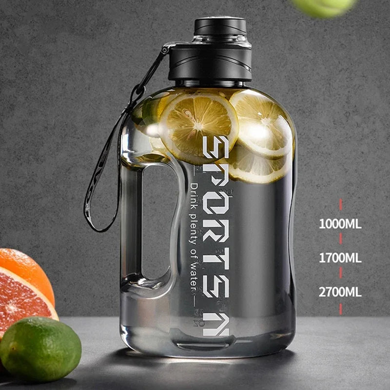 Klare wiederverwendbare Sportflasche mit Zitronenscheiben, vor grauem Hintergrund.