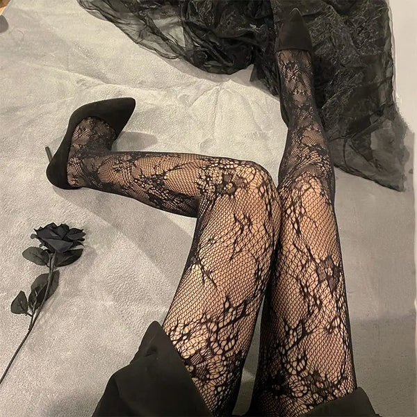 Bas de contention en rotin noir à motifs floraux, porté sur les jambes et les pieds.