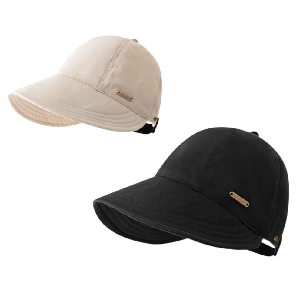 Un par de gorras de béisbol, una beige y una negra, mostradas de perfil.