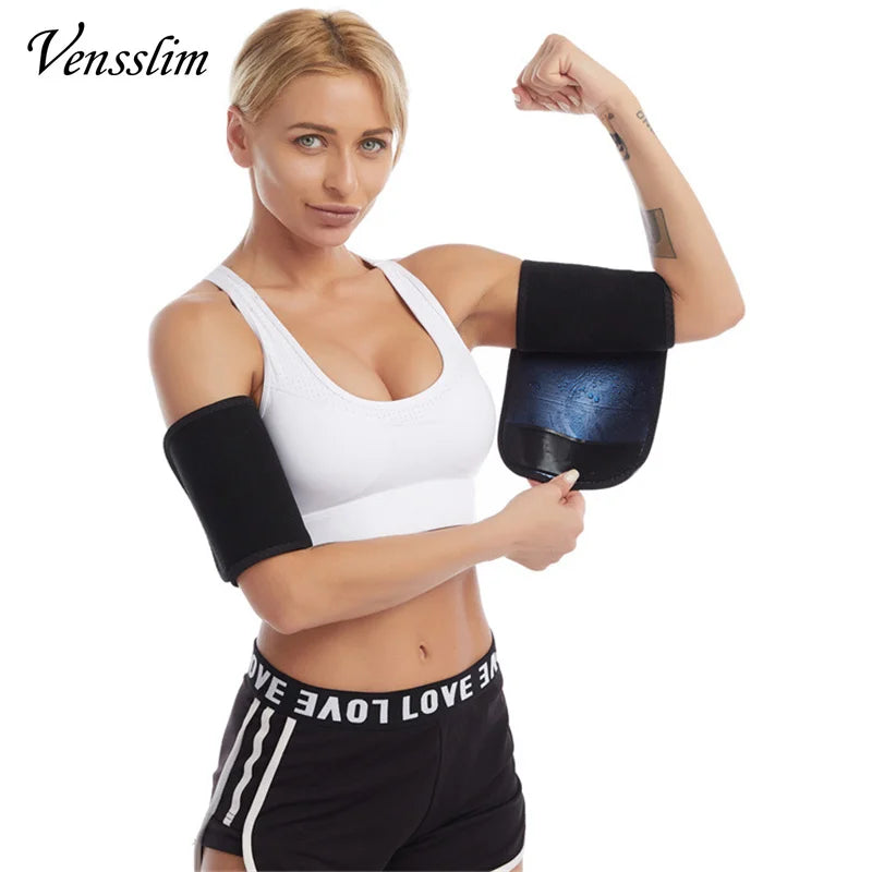Une femme blonde montre un corset gainant pour la taille, illustrant son utilisation pour l'engagement des muscles abdominaux