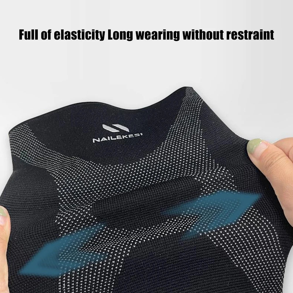 Schwarzer Kniekompressionsarm mit Mesh und blauen Akzenten auf einer Hand.