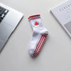 Chaussettes de yoga blanches avec broderie rouge représentant une pastèque et de petits cœurs rouges