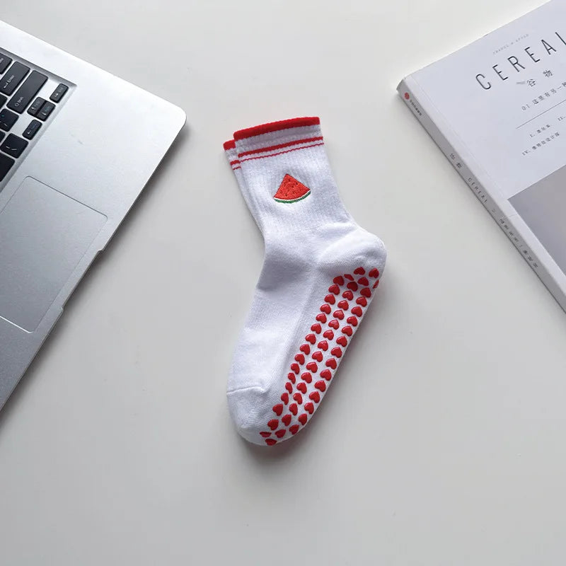 Chaussettes de yoga blanches avec broderie rouge représentant une pastèque et de petits cœurs rouges