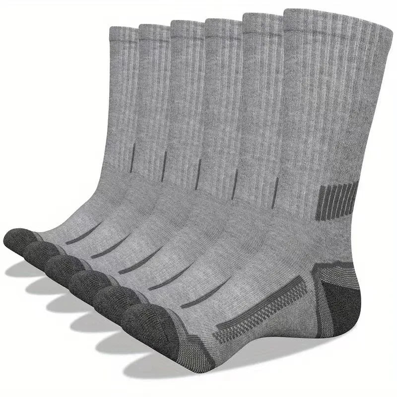Un paquet de chaussettes de sport pour hommes gris, présentées à plat.