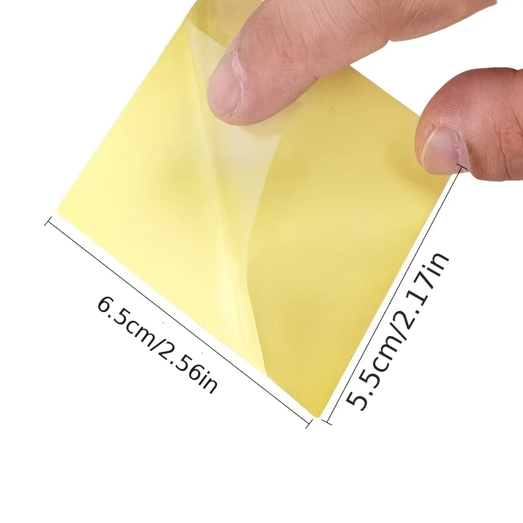 Eine Hand zieht ein gelbes wasserdichtes Vinylreparaturflicken auf, zeigt seine Abmessungen.