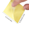 Eine Hand löst ein gelbes wasserdichtes Vinylreparaturpatch auf und zeigt dessen Maße.