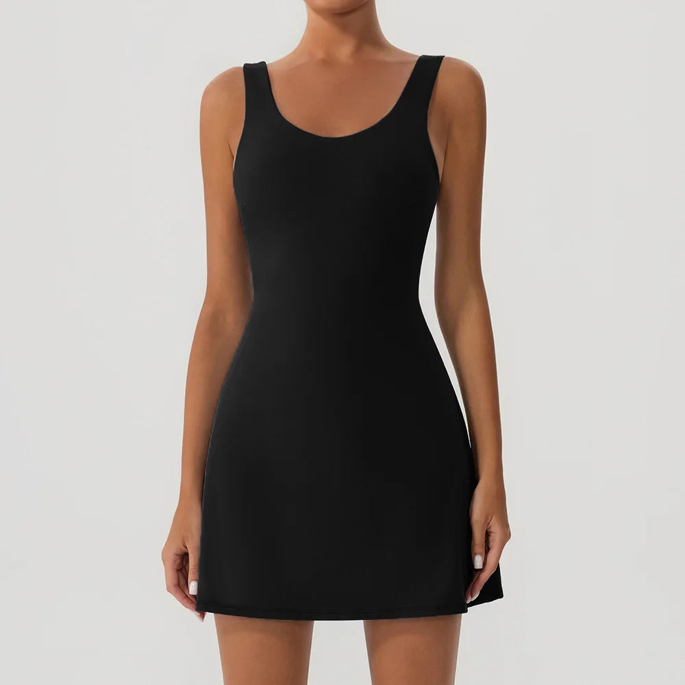 Une femme portant une robe de sport noire deux pièces.