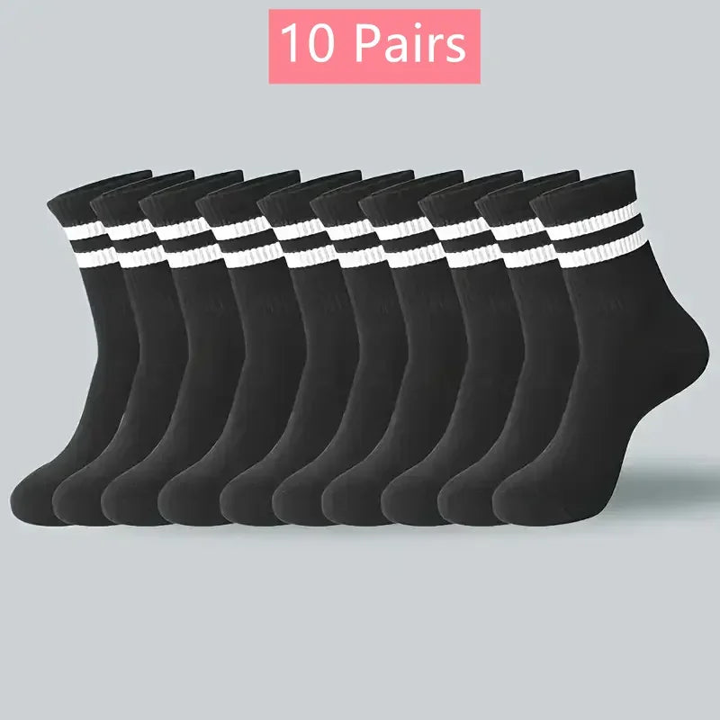 Dix paires de chaussettes en maille noires à mi-mollet pour femmes, empilées horizontalement.