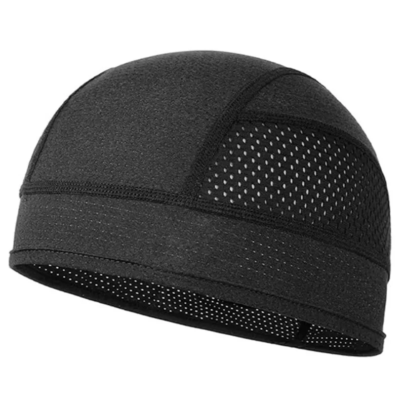 Casco de ciclismo negro transpirable con capucha interior, visto de perfil.
