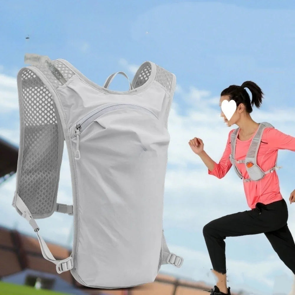 Una mujer vistiendo una camiseta rosa y pantalones negros demuestra una mochila de hidratación deportiva ajustable para exter