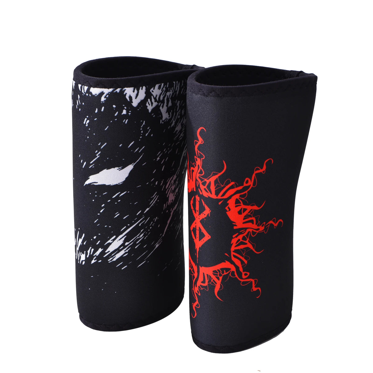 Un paire de genouillères noires de musculation avec des motifs de flammes blanches et rouges.
