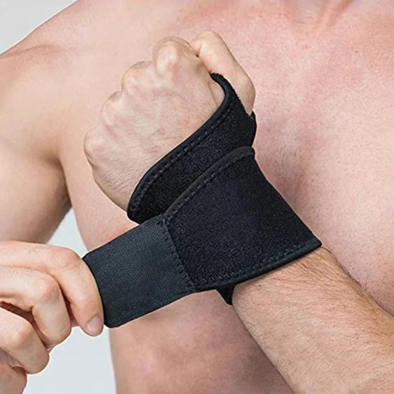 Eine Hand trägt ein schwarzes, verstellbares Handgelenkband am Unterarm zur Schmerzlinderung.